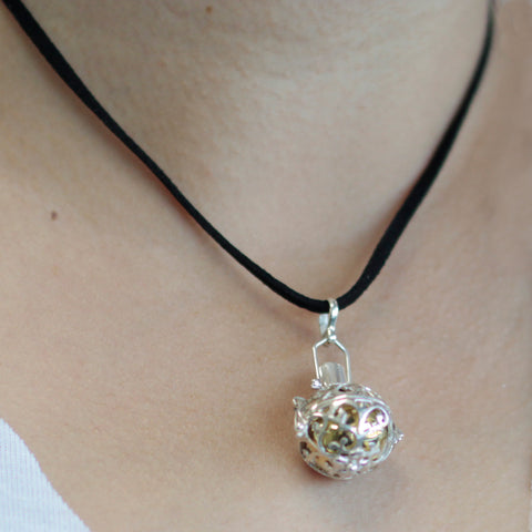 Halsband med silveränglaklocka – nattdesign 18 mm