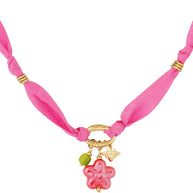 Fuchsiarosa textilhalsband med blomhänge och guldfärgade detaljer