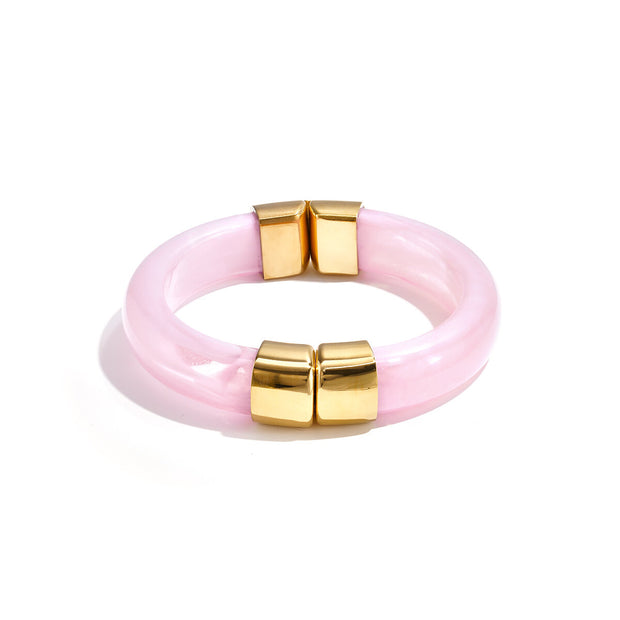 Ljusrosa armband i blank akryl med guldfärgade detaljer