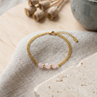 Armband med ljus ametist utlagt på naturfärgad textil