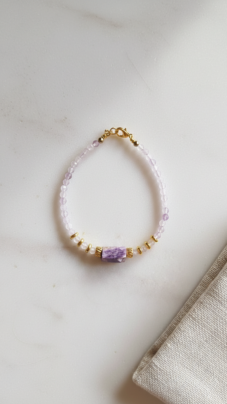 Armband med ametrin och charoit utlagt på ljus stenplatta