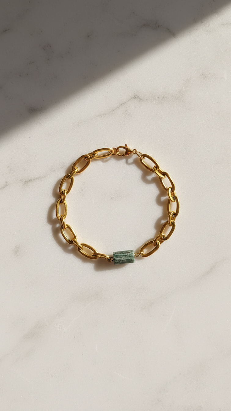 Fuchsitarmband utlagt i cirkel på ljus stenplatta