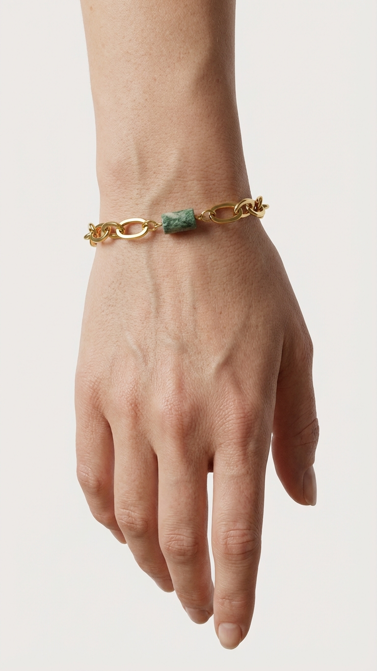 Armband med grön fuchsit buren på handled
