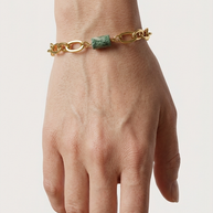 Armband med grön fuchsit buren på handled