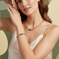 Kvinna med fuchsitarmband och matchande guldfärgat halsband