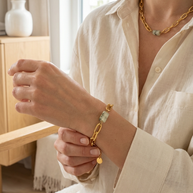 Kvinna som fäster armband med ljusgrön prehnit