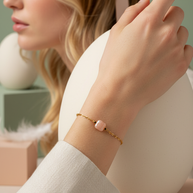 Kvinna som bär nätt armband med solsten och vit skjorta