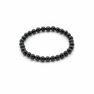 Elastiskt armband med blankpolerade pärlor av svart agat mot vit bakgrund