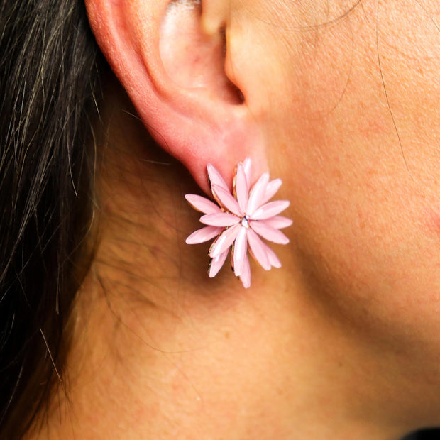 Rosétonat blomörhänge buret nära örat