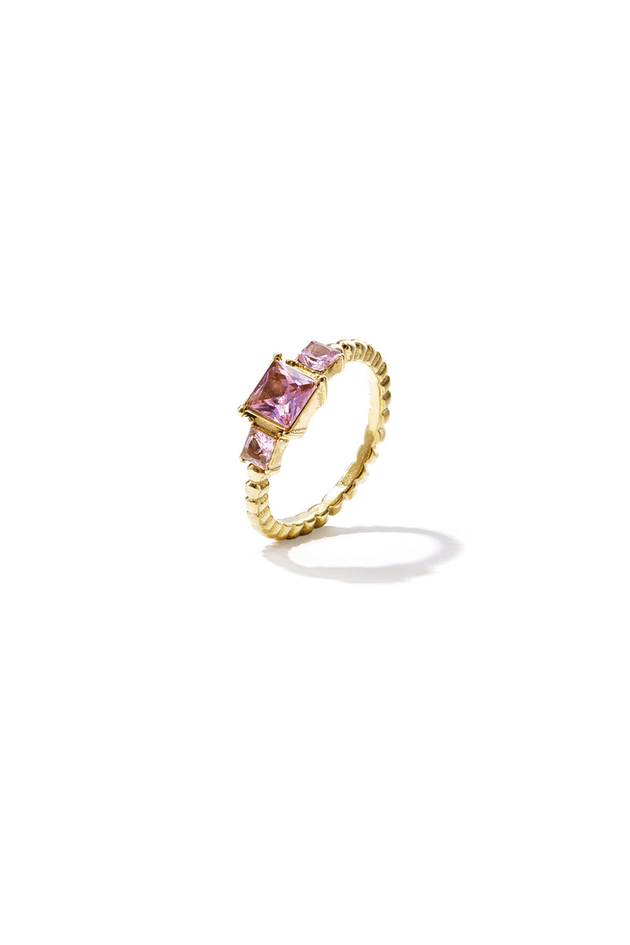 Guldfärgad ring med tre rosa zirkonstenar