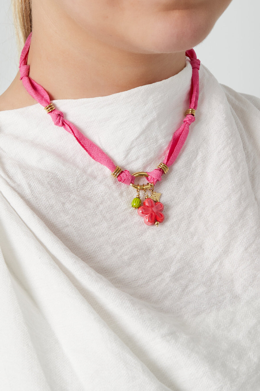 Fuchsia halsband med blomhänge buret runt halsen