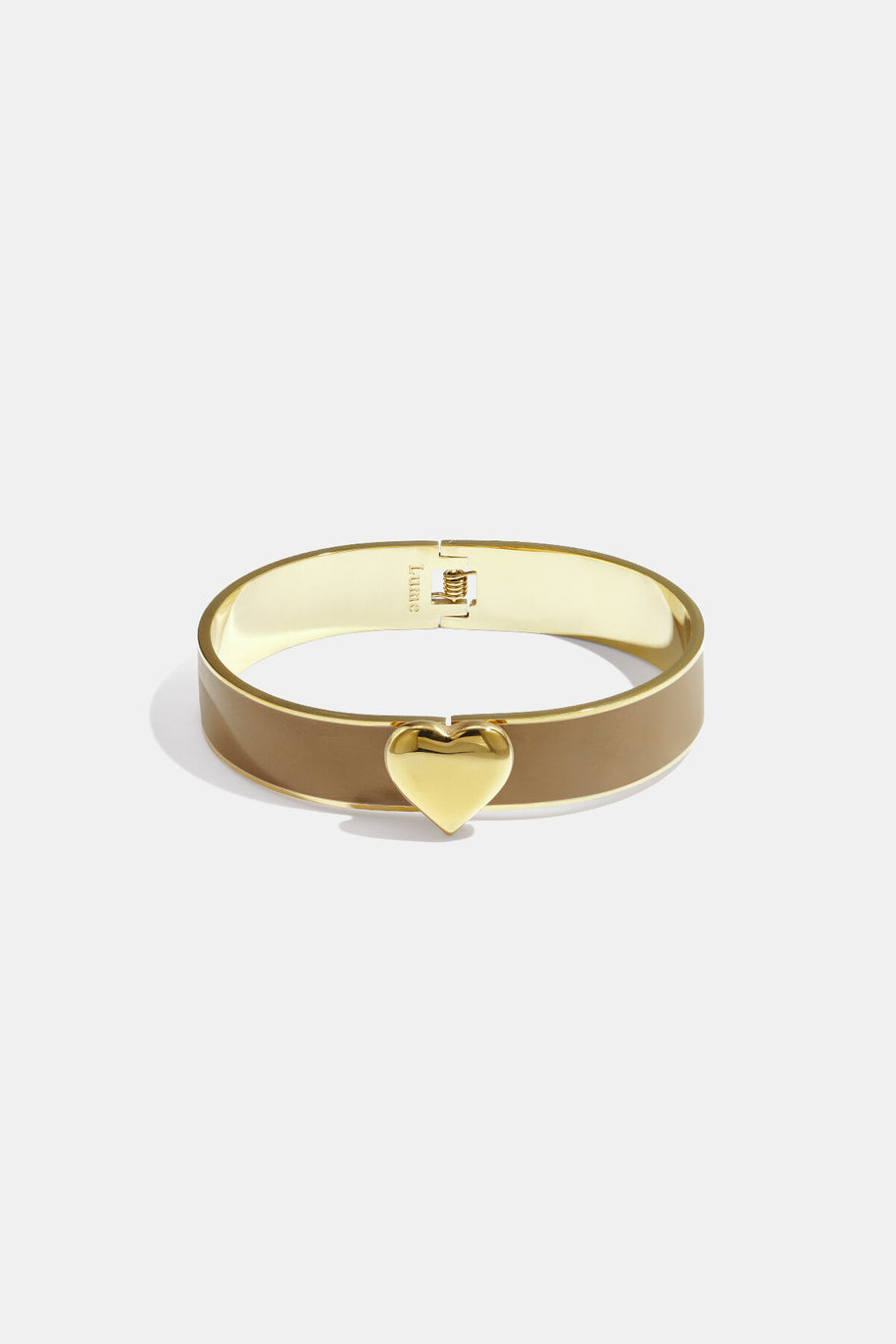 Khakifärgat emaljerat armband med guldfärgat hjärta