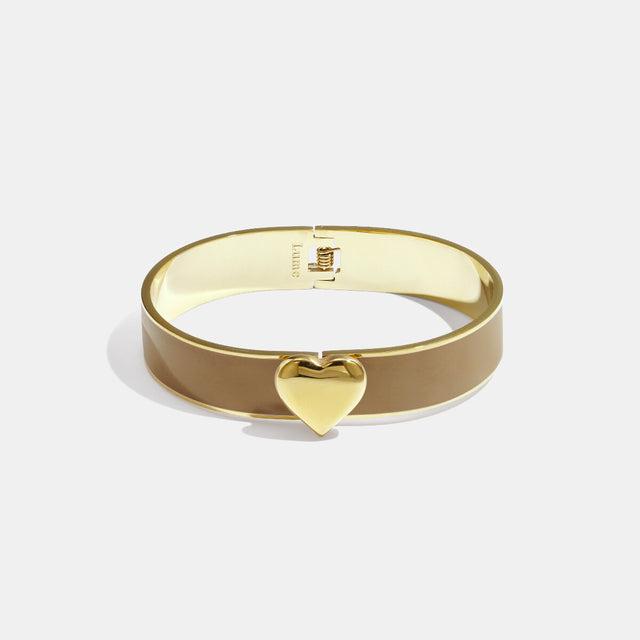 Khakifärgat emaljerat armband med guldfärgat hjärta
