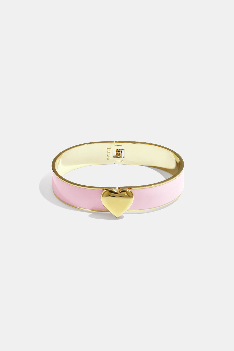 Ljusrosa emaljerat armband med guldfärgat hjärta