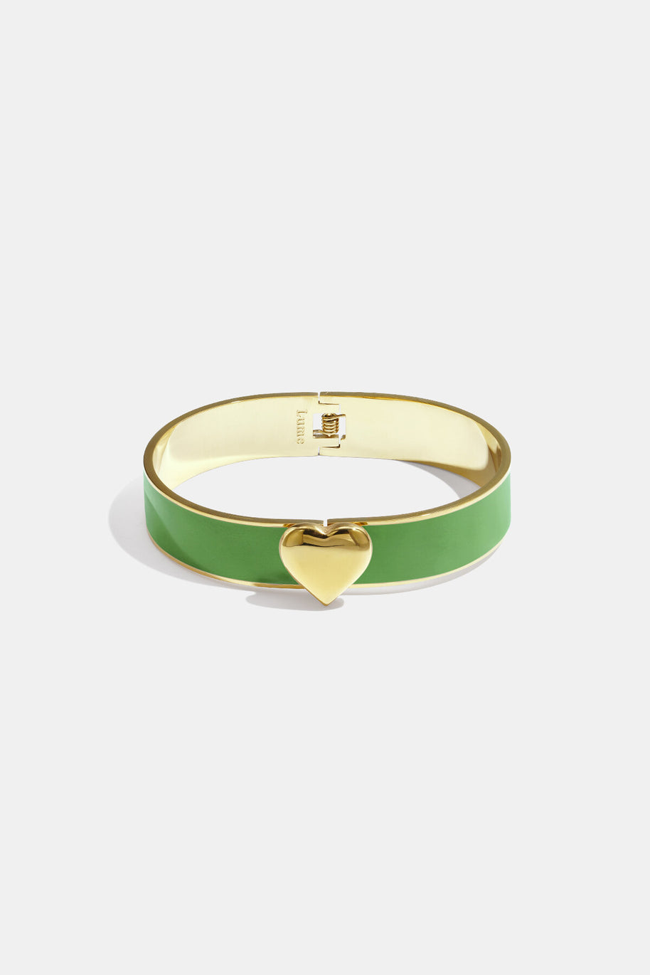 Grönt emaljerat armband med guldfärgat hjärta