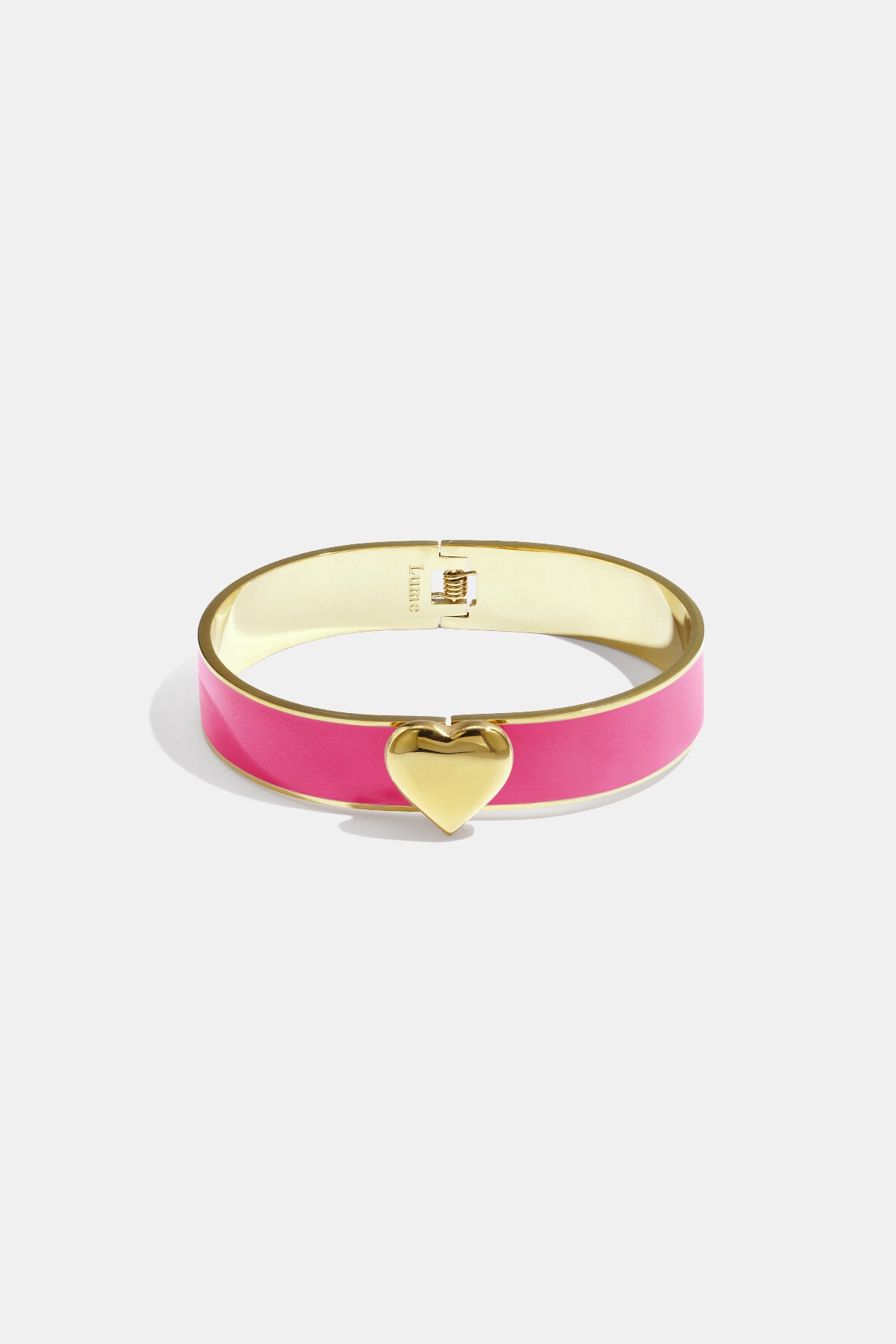Cerise emaljerat armband med guldfärgad hjärtdetalj