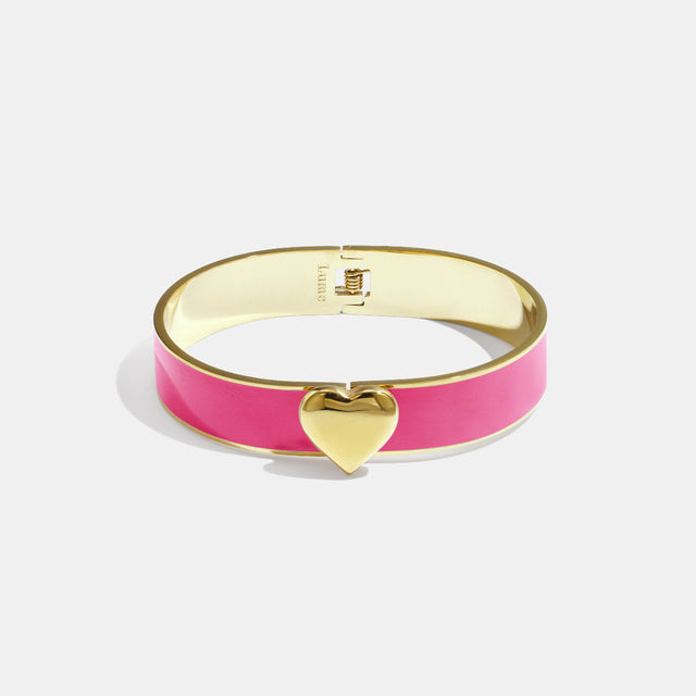 Cerise emaljerat armband med guldfärgad hjärtdetalj