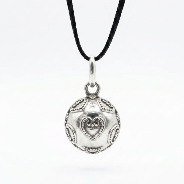 Änglaklocka med hjärtmotiv och temat Kärlek i 925 silver på svart halsband