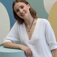 Änglaklocka med spiraldesign stylad till vit blus