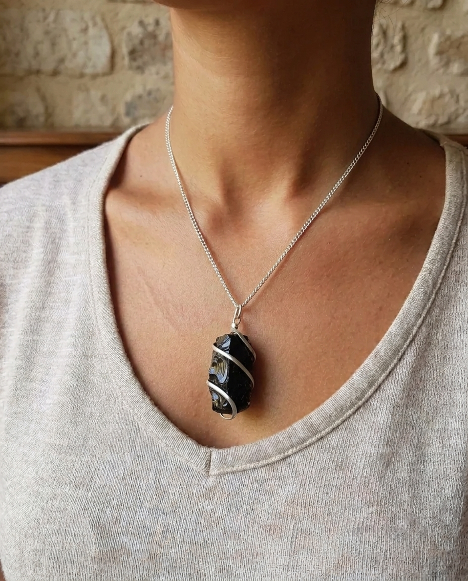 Halsband med svart onyx buret till grå topp
