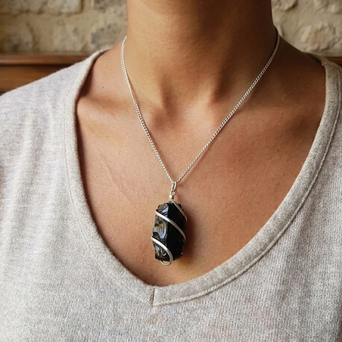 Halsband med svart onyx buret till grå topp