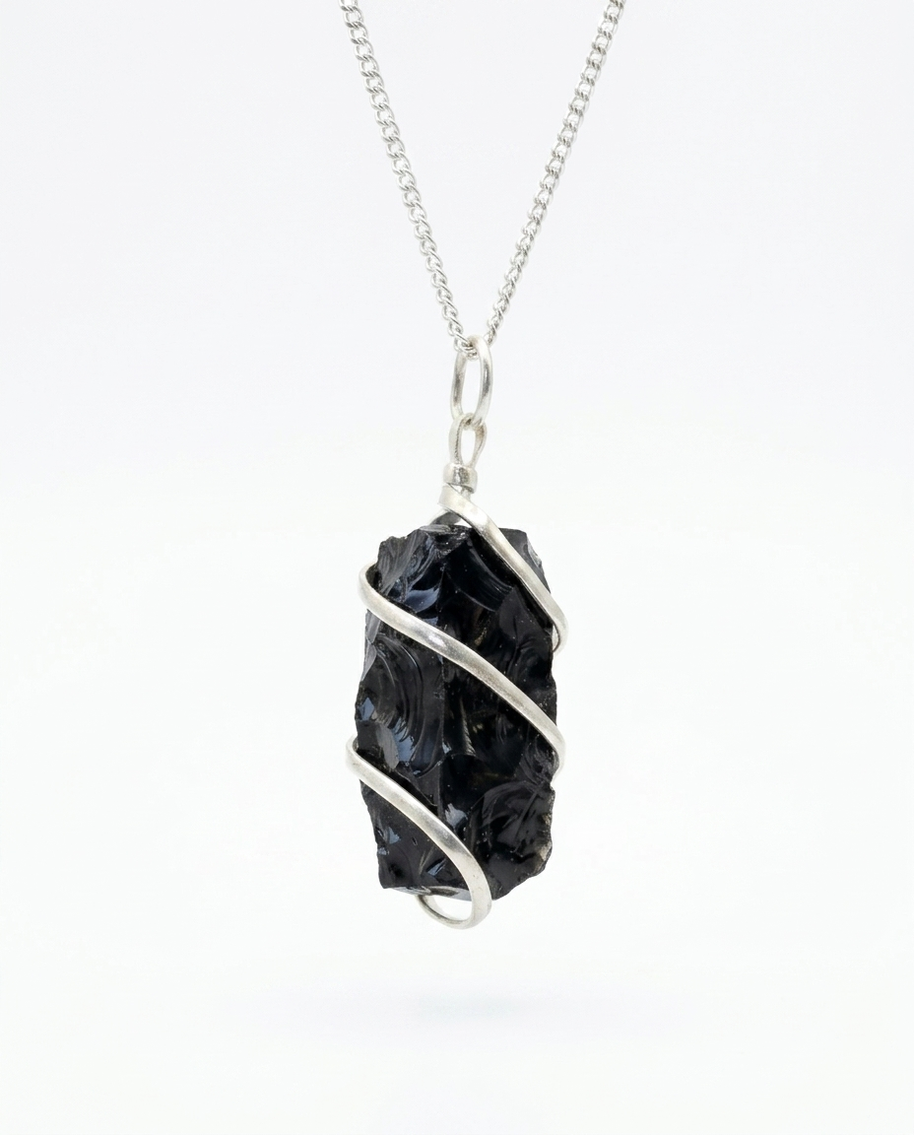 Halsband med rå svart onyx och dekorativ kaskadtråd