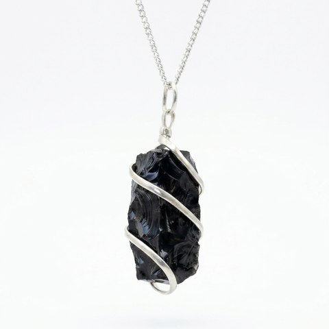 Halsband med rå svart onyx och dekorativ kaskadtråd