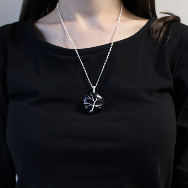 Onyxhalsband med Livets träd buret mot svart topp