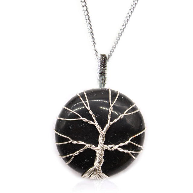 Halsband med svart onyx och Livets träd mot vit bakgrund