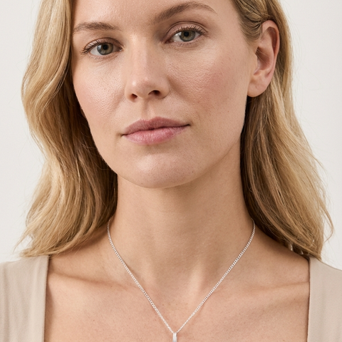 Onyxhalsband med swirltråd buret mot beige topp