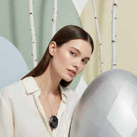 Onyxhalsband stylat till ljus outfit