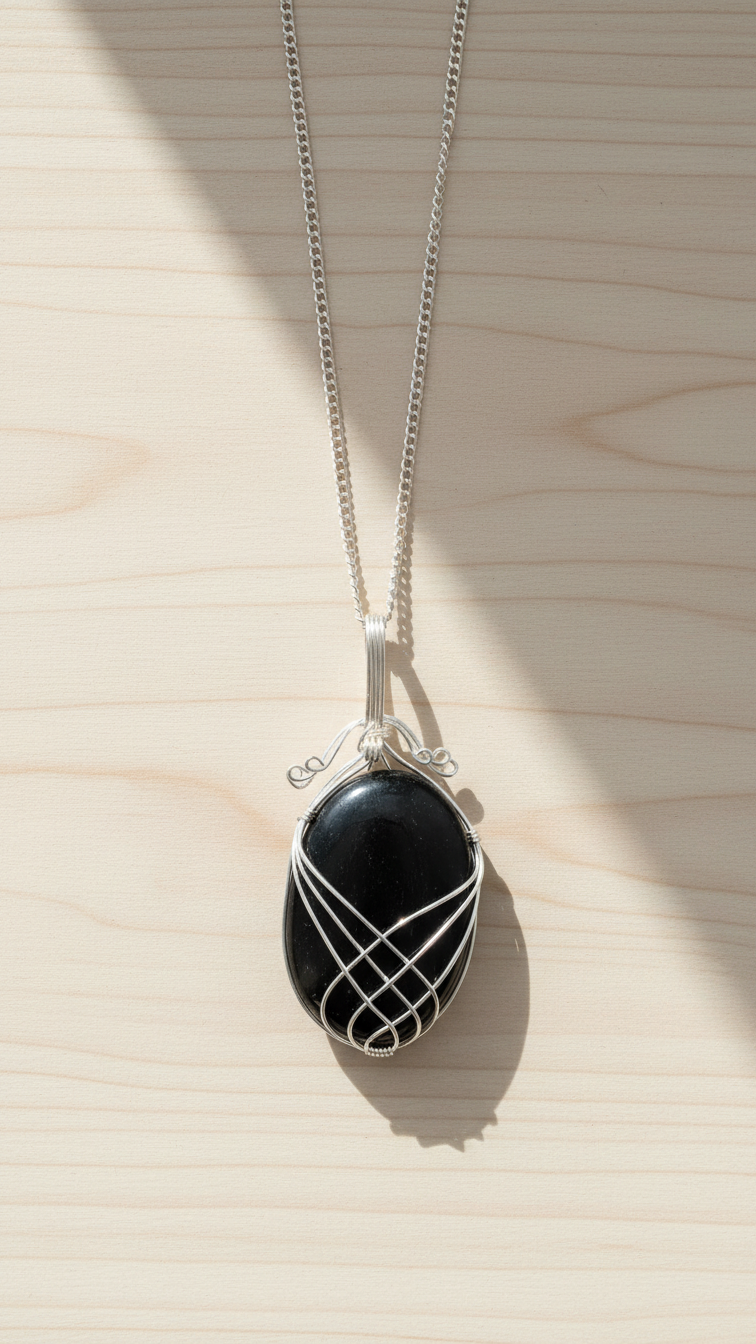 Onyxhalsband med swirltråd utlagt på ljust trä