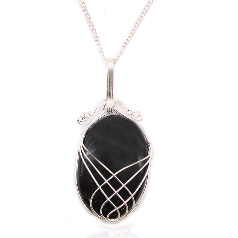 Halsband med svart onyx och dekorativ swirltråd