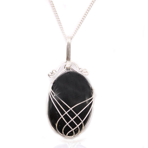 Halsband med svart onyx och dekorativ swirltråd