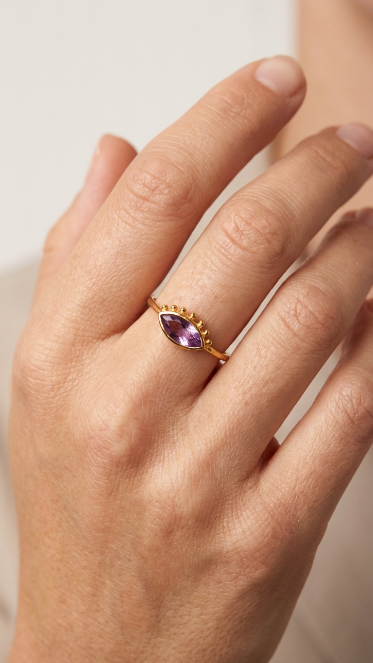 IRIS-ringen med ametist buren på ett finger