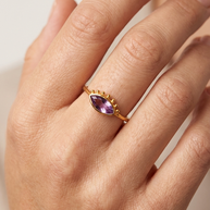 IRIS-ringen med ametist buren på ett finger