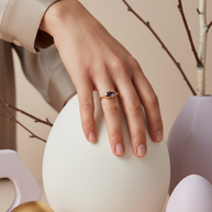 Hand med IRIS-ring i en ljus inredningsmiljö