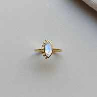 Justerbar Iris-ring med ljus månsten fotograferad uppifrån