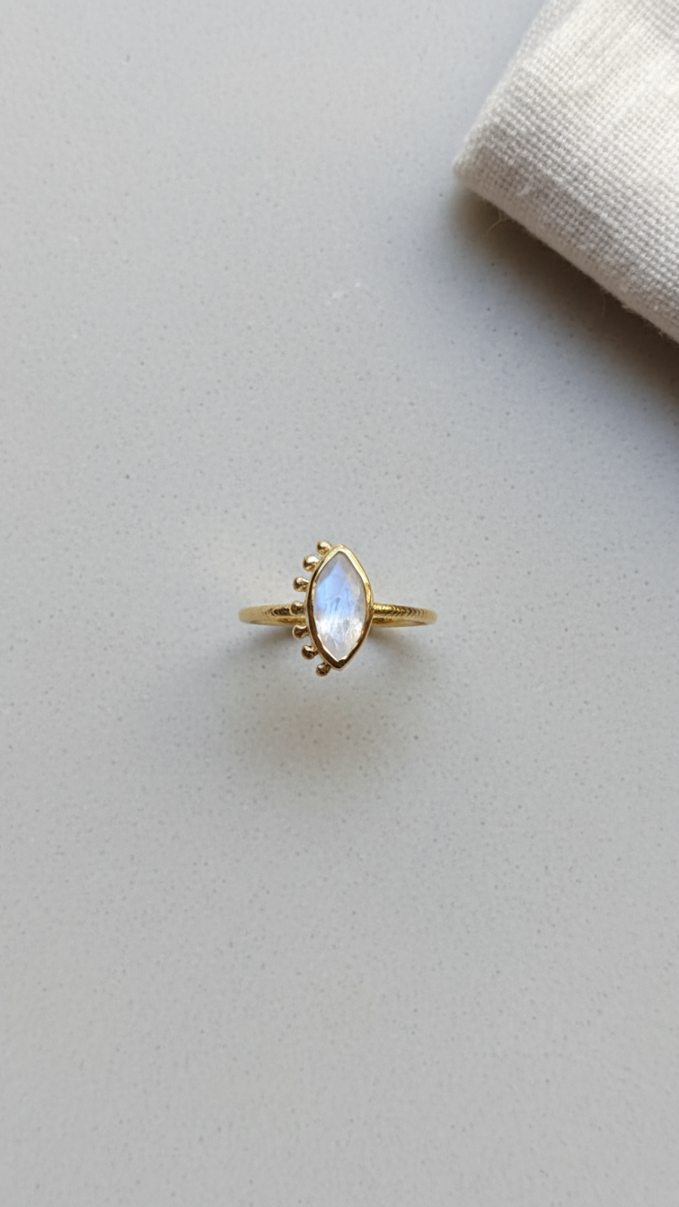 Justerbar Iris-ring med ljus månsten fotograferad uppifrån