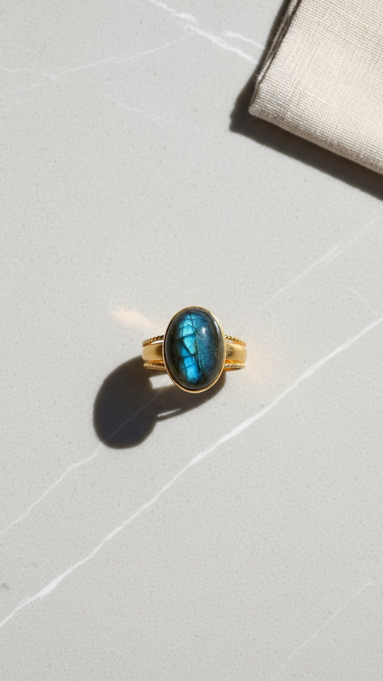 Justerbar ring med oval labradorit fotograferad med skugga