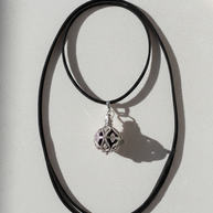 Halsband med silveränglaklocka – mörk design 16 mm