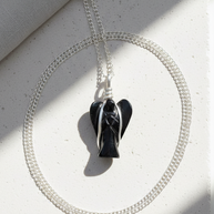 Halsband med svart agat – ängelhänge