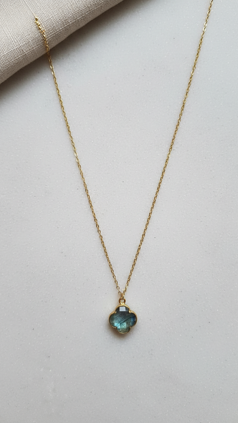 Halsband med labradorit · Subhagya