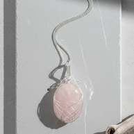 Halsband med rosenkvarts – swirltråd
