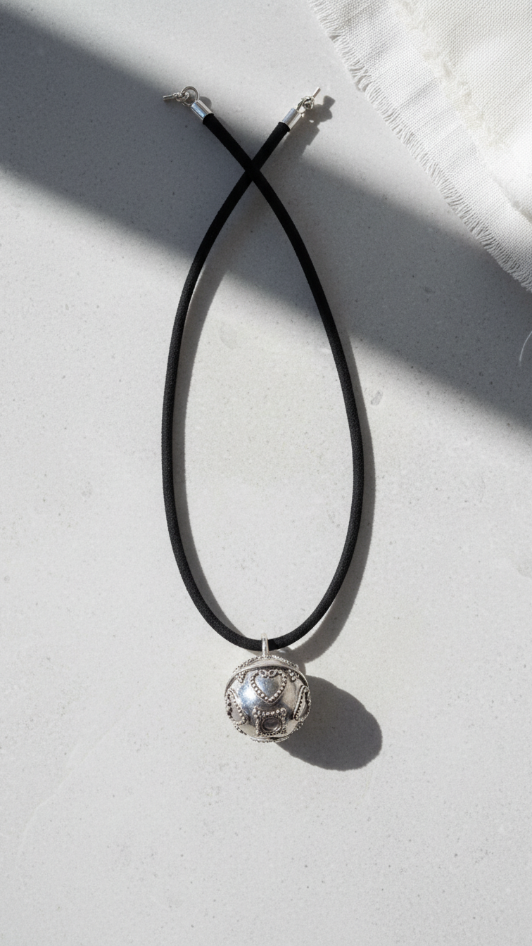 Halsband med silveränglaklocka – kärlek 12 mm