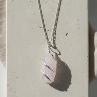 Halsband med rå rosenkvarts – kaskadtråd