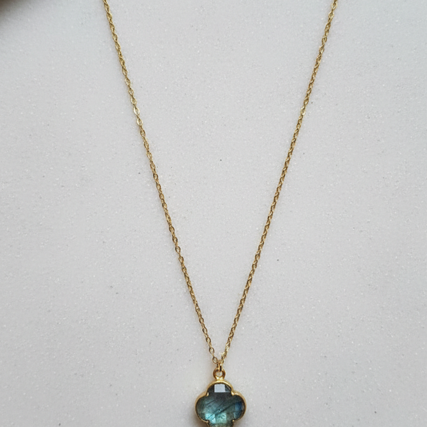 Halsband med labradorit · Subhagya