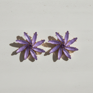 Blomformade örhängen i vintageglas · Lavendel