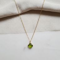 Halsband med peridot · Subhagya