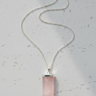 Halsband med rosenkvarts – platt kristallspets